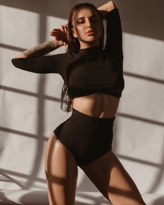 Анна Дзюба feet