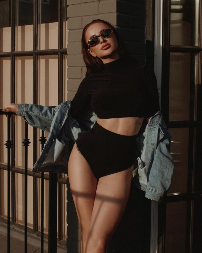 Анна Дзюба в мини юбке