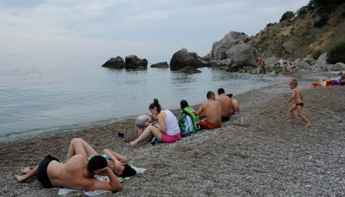 Дикий пляж в Крыму люди