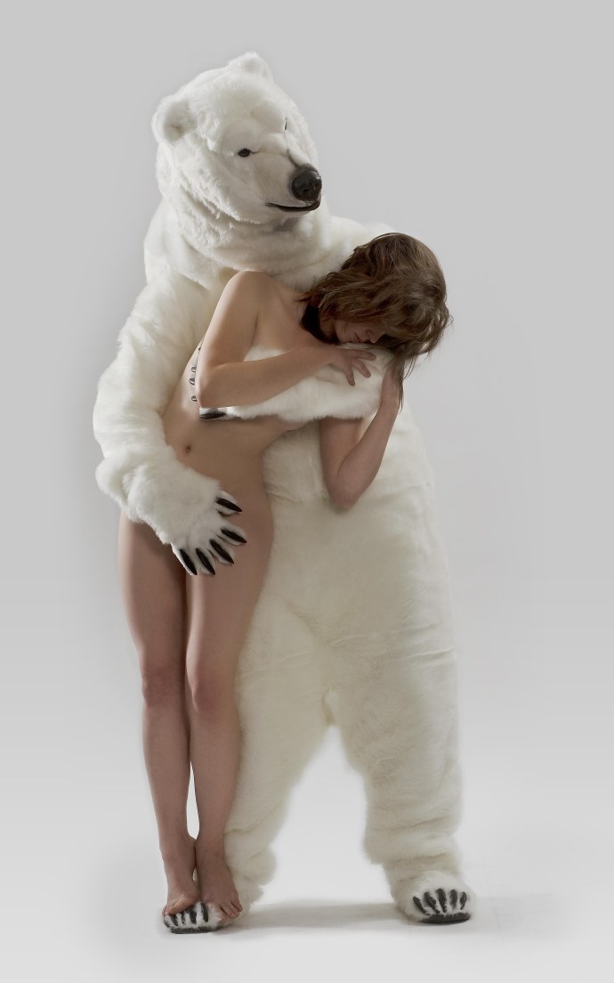 Девушка в костюме медведя