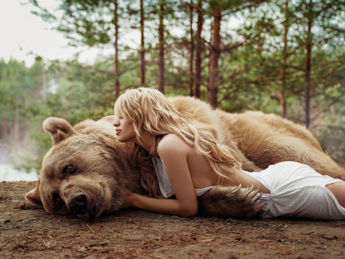 Человек в костюме медведя красками