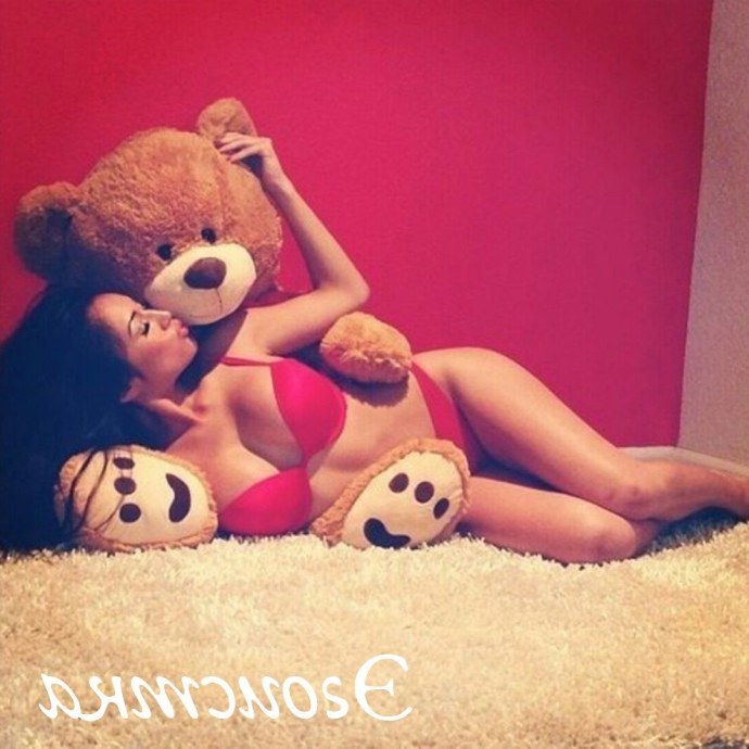 Женщина с мишкой