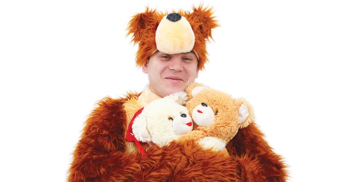 Девочка с большим плюшевым мишкой