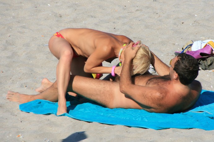 Две голые женщины на пляже