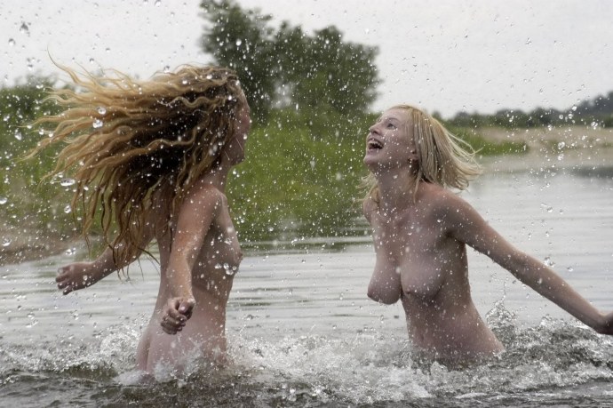 Голенькие подружки на речке