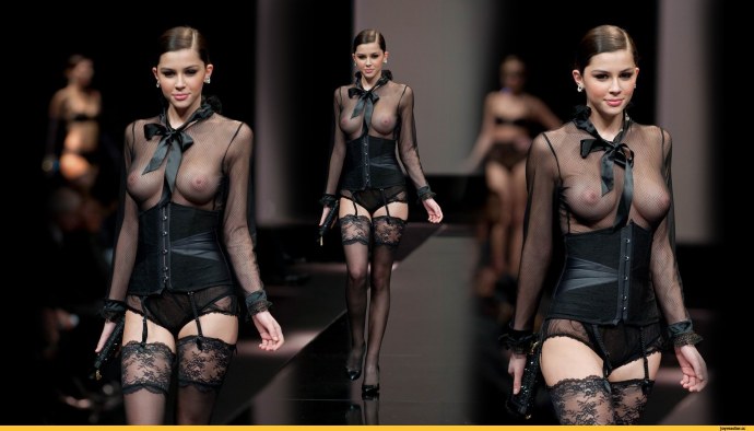 Прозрачное платье на голое тело