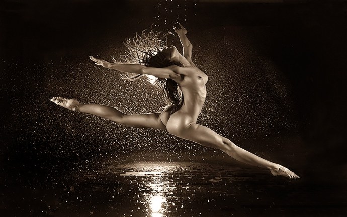 Дэни Дэниелс с раздвинутыми ногами