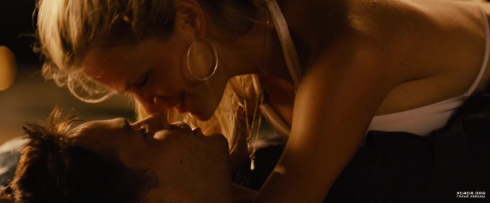 Эротическая сцена в воде