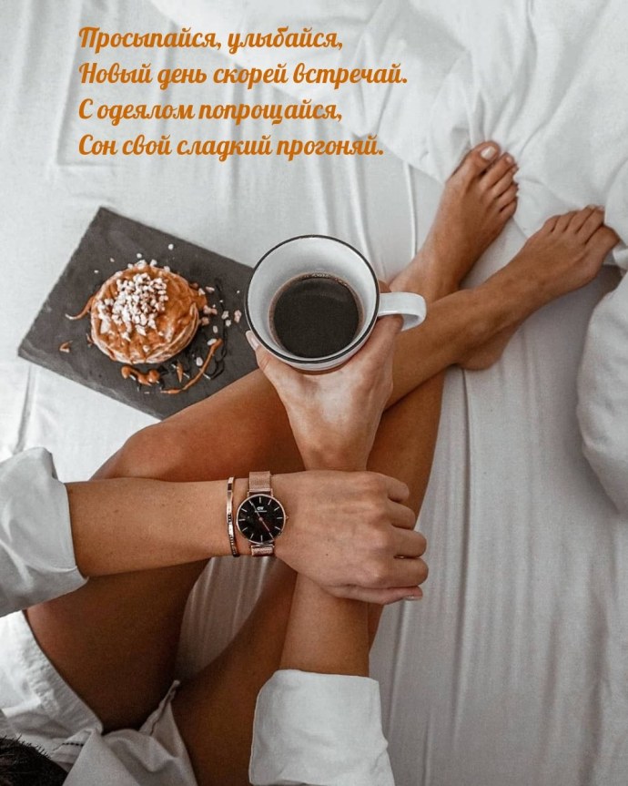 Девушка целует парня в спину