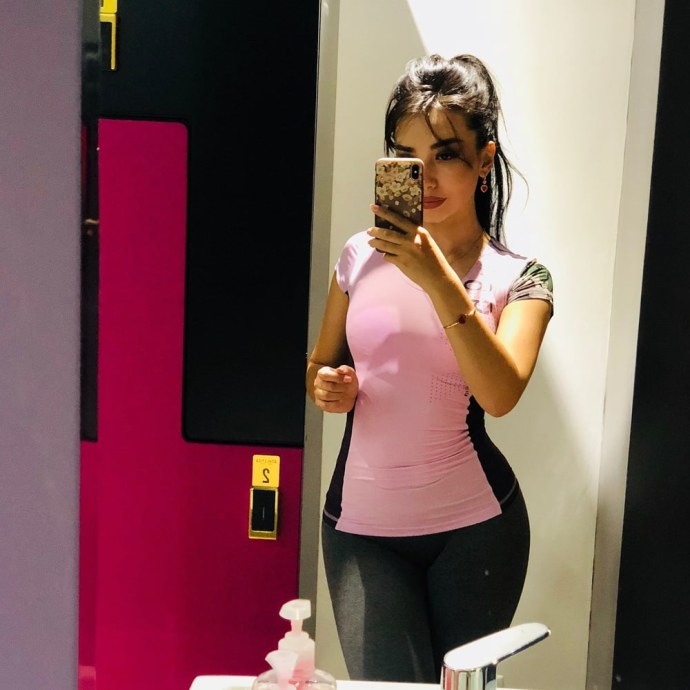 Дженна Дженович в платье