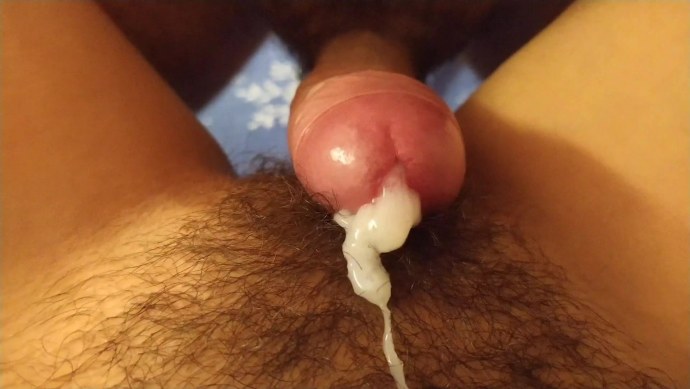 Кончающий пульсирующий член во рту