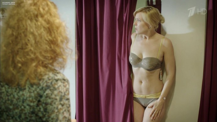 Девушка привязана к кровати анимэ