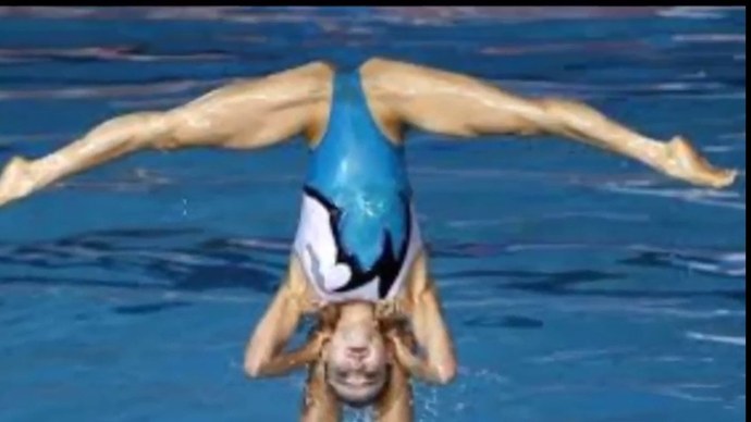 Голые синхронистки в воде