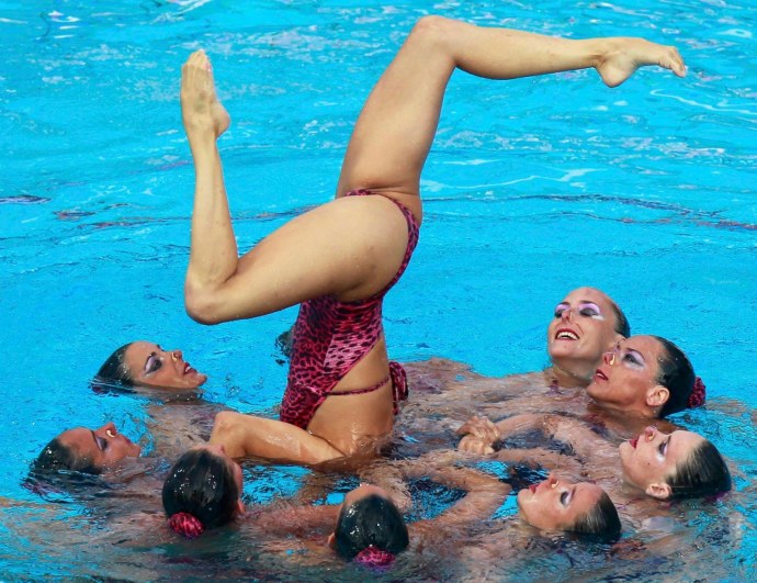 Девушки плавают голышом