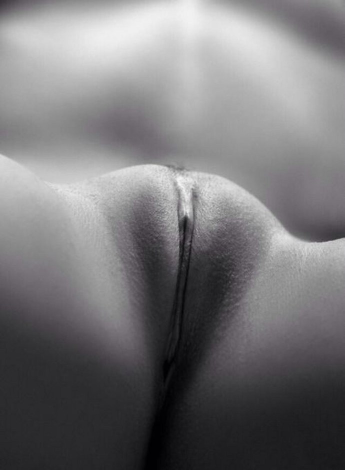 Голые телки с бритыми кисками