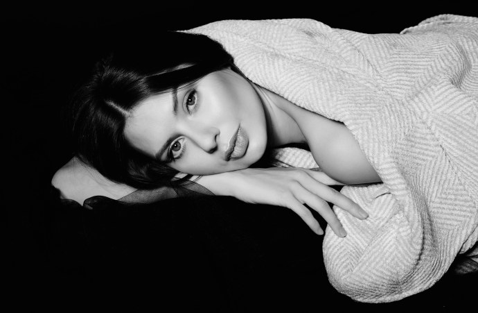 Ню на черном фоне