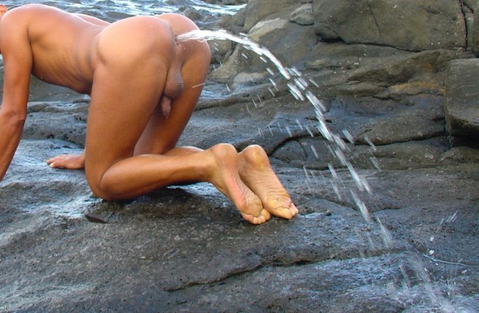 Голые пожилые женщины на речке