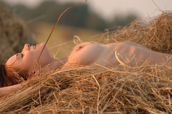 Фотосессия в стогах сена ню