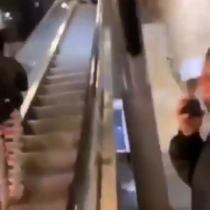 Голые попки девок в поезде