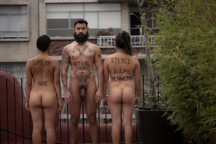 Голые женщины военнослужащие