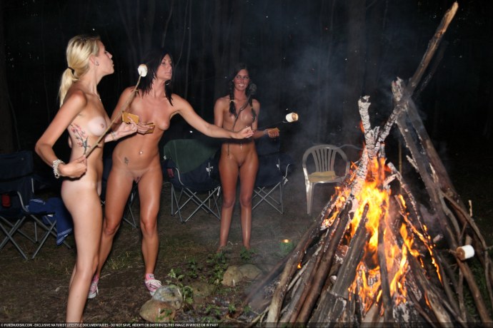 голая на кухне