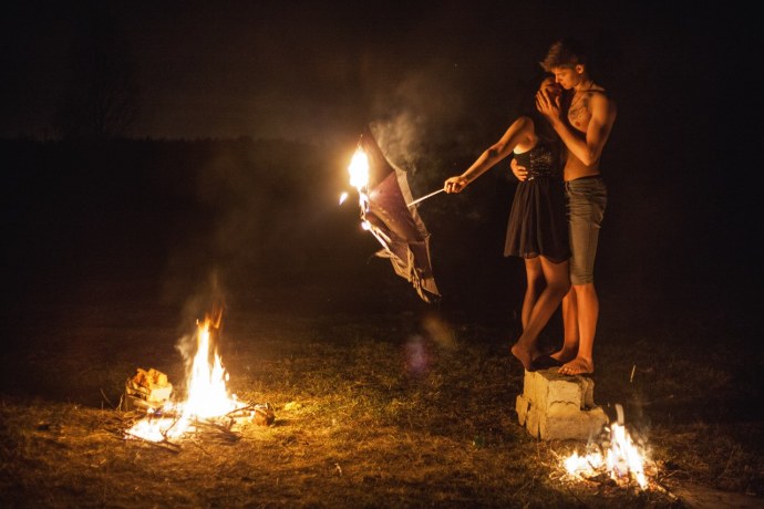 Свет от костра на человеке
