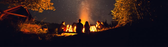 Двое у костра на берегу моря