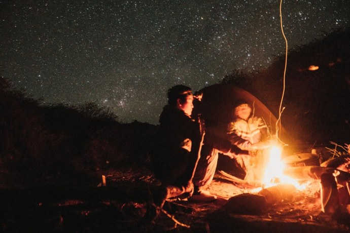 Влюбленные на берегу у костра