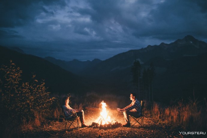 Человек у костра арт