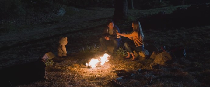 Посиделки у костра на берегу моря