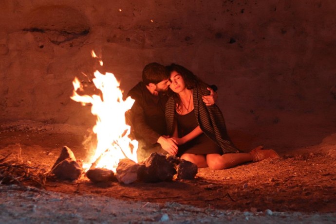 Жену возле костра