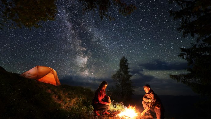 Девушка у костра