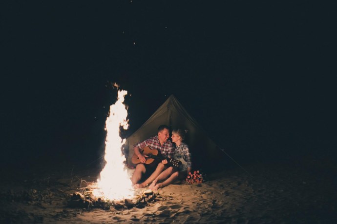 Фэнтези арт костер в лесу вечером