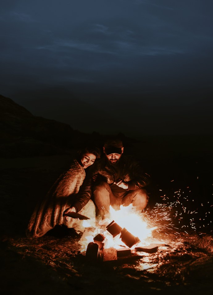 Два человека у костра