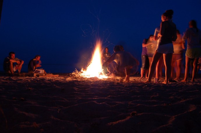 Парень с девушкой у костра