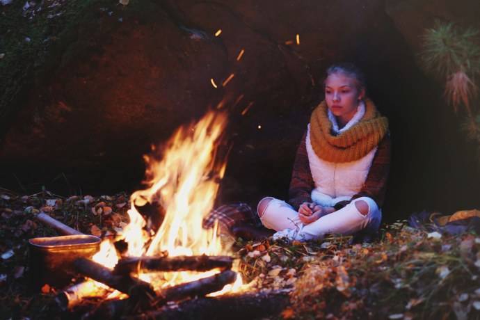 Свет от костра на человеке