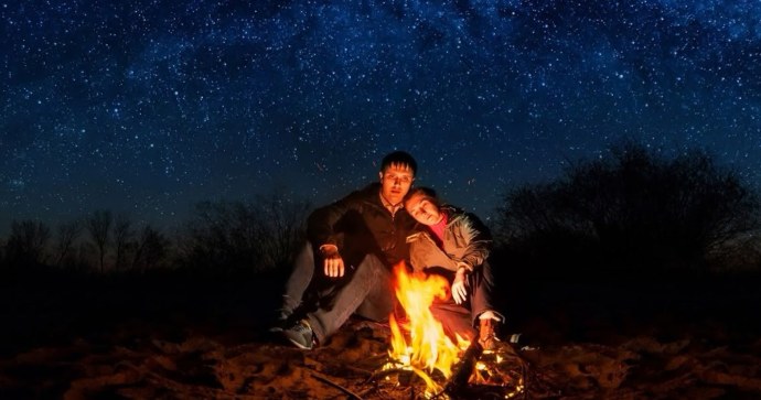 Двое у костра ночью арт