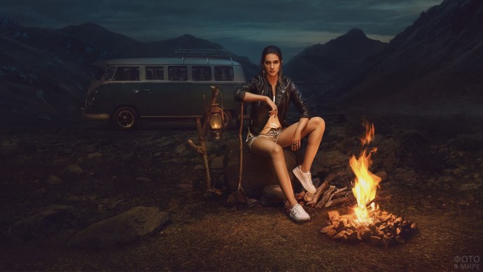 Человек рассказывает историю у костра