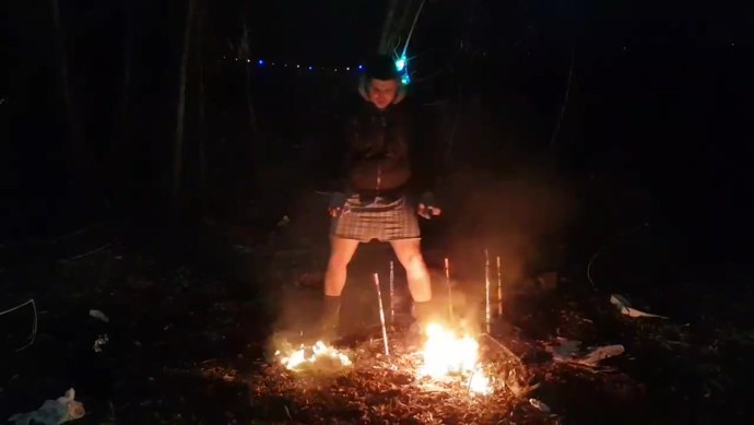 Пейзаж в сумерках с костром