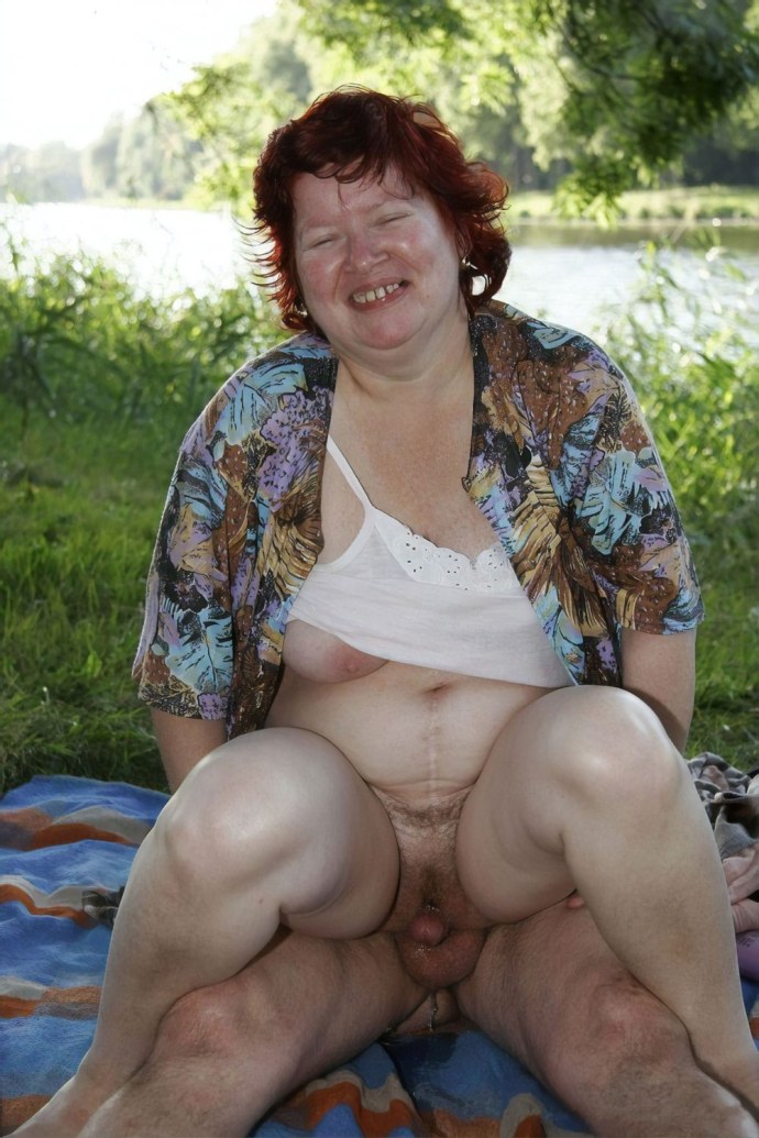Зад старухи на природе