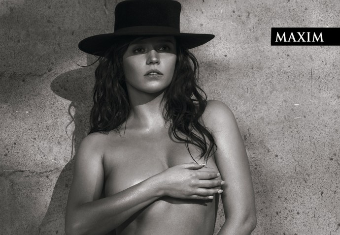 Актриса Равшана Куркова ню