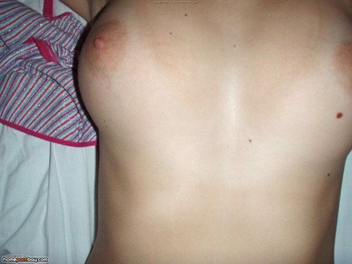 Ню блондинка с родинками