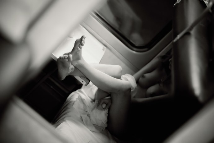 Женская мастурбация в поезде