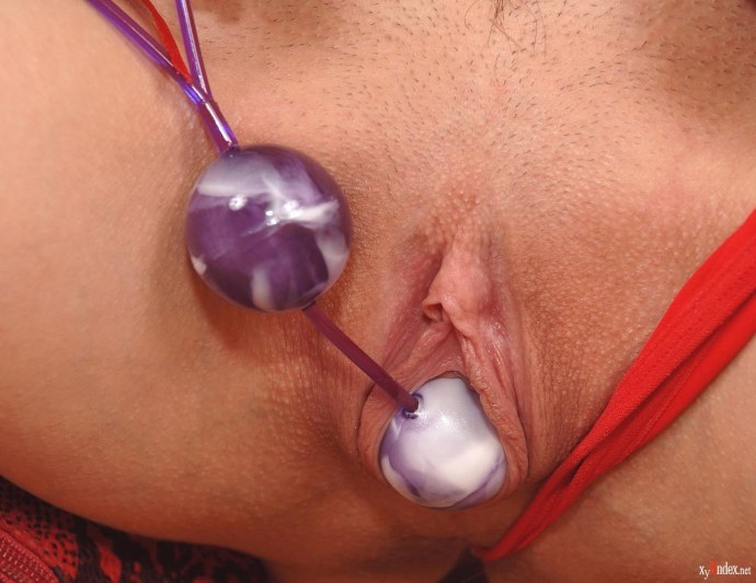Девушка с вагинальными шариками