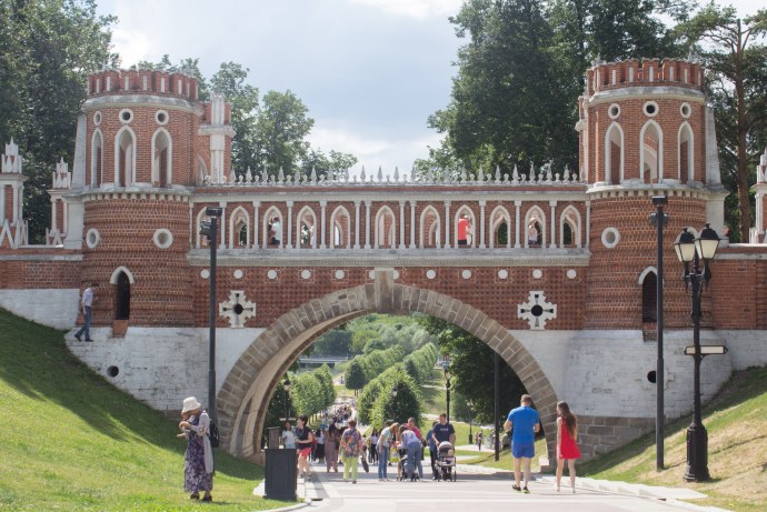 Девушка и подруги в Москве