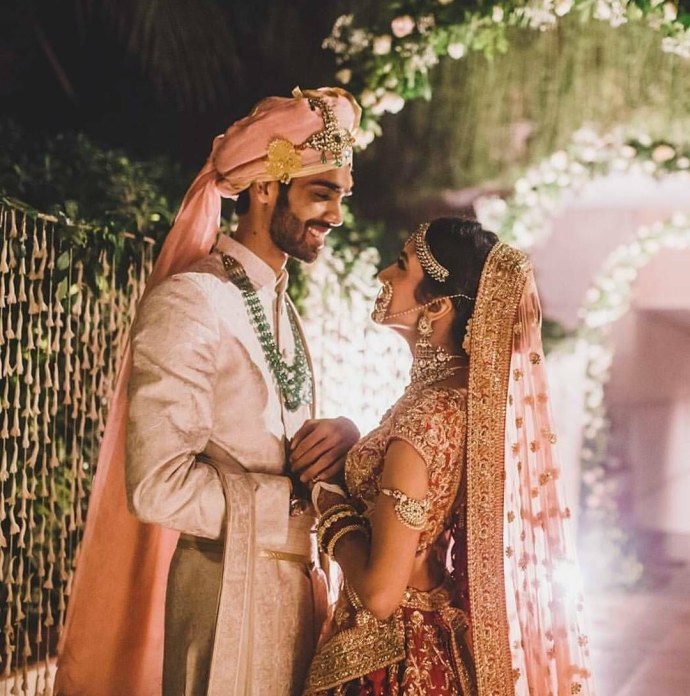 Жених в Индии с закрытым лицом