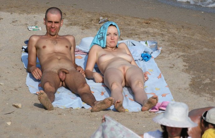 Голые семейные пары на пляже