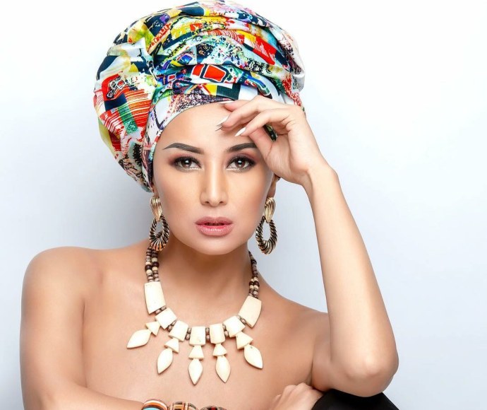 Белая надпись на черном фоне твой голос это каеф