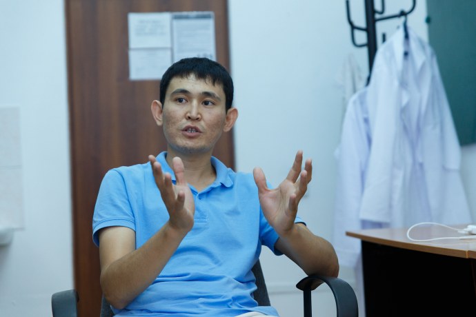 Рисующий голыми женщинами художник возмутил общественность