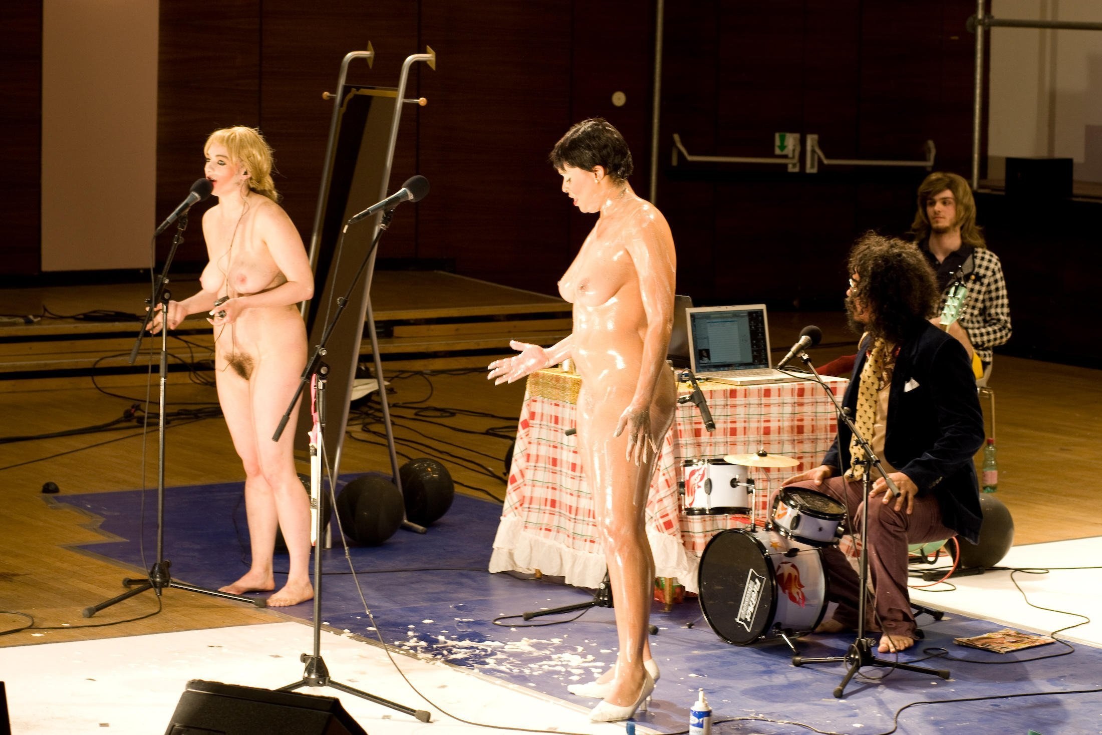 мужчины голые на сцене фото 53